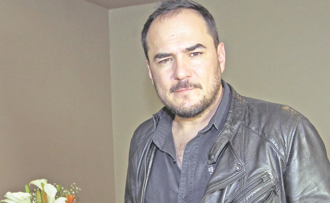 Serrano le confesó a una rosa, en escena, que le gusta festejar cantando. (EFE)