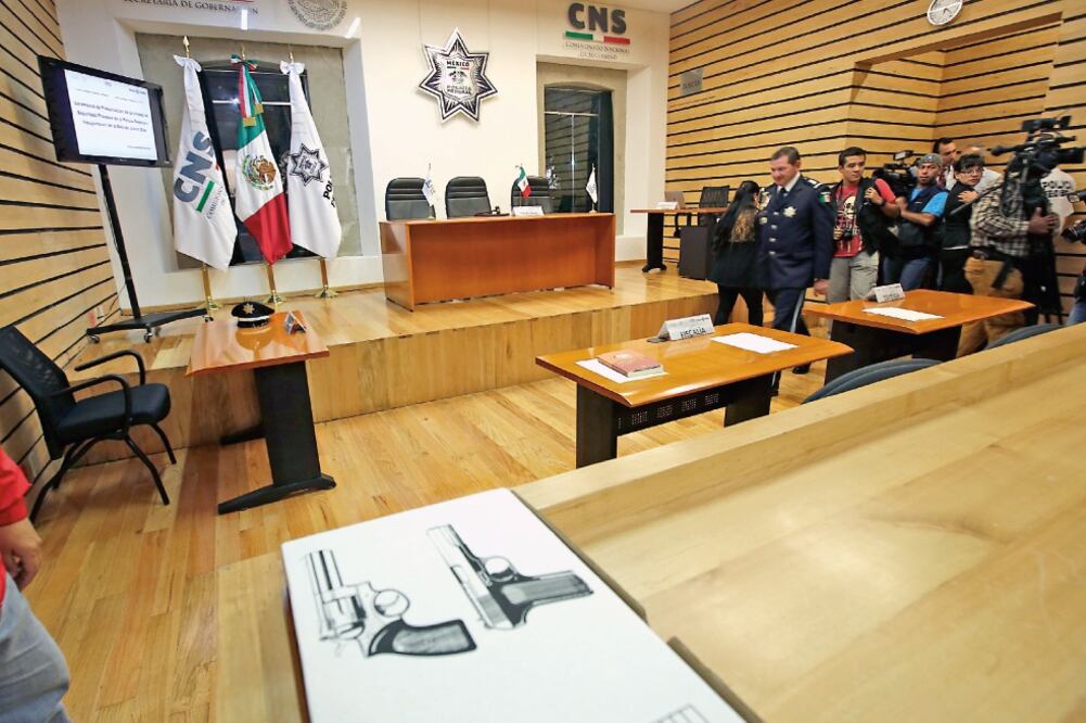 El titular de la Segob asistió a la inauguración de la sala de juicios orales en el Museo de la Policía Federal, donde destacó que los uniformados serán la primera parte de la cadena del proceso penal (LUIS CORTÉS. EL UNIVERSAL)