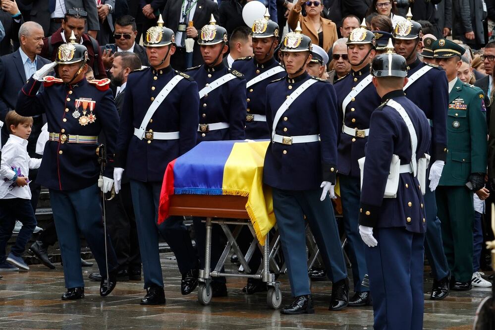 Integrantes del Batallón Guardia Presidencial trasladan el féretro del fallecido senador y precandidato presidencial Miguel Uribe Turbay a la catedral Primada en Bogotá. FOTO: MAURICIO DUEÑAS CASTAÑEDA. EFE