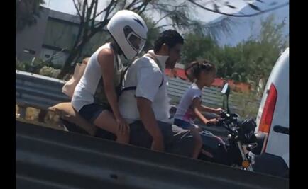 Padre deja a su niña conducir motocicleta en calles de Monterrey