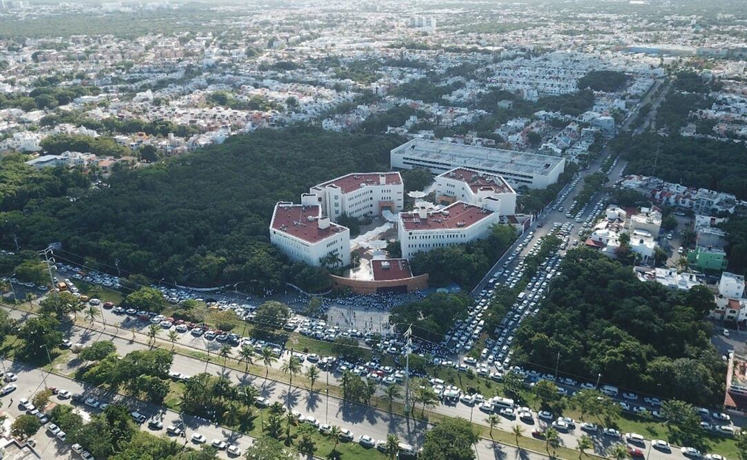 Conductores de taxi bordearon el perímetro que rodea la sede judicial y abuchearon a los magistrados al escuchar el fallo, que los descolocó.Foto: Cuartoscuro