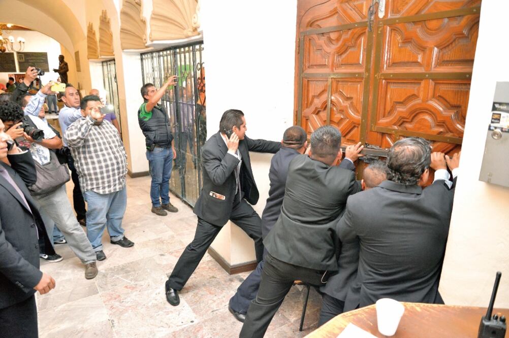 Durante la comparecencia del jefe policial ante el Congreso, un grupo de manifestantes pretendía ingresar al recinto para protestar por los presuntos abusos cometidos por elementos estatales (CIUDADANOS.MX)