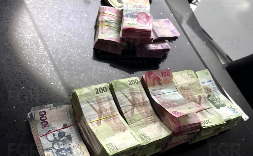 Billetes de 50, 100, 200 y mil pesos, y armas de fuego de diferentes calibres, decomisadas a Gerardo "N" y Jaqueline "N". Foto: X @FGRMexico