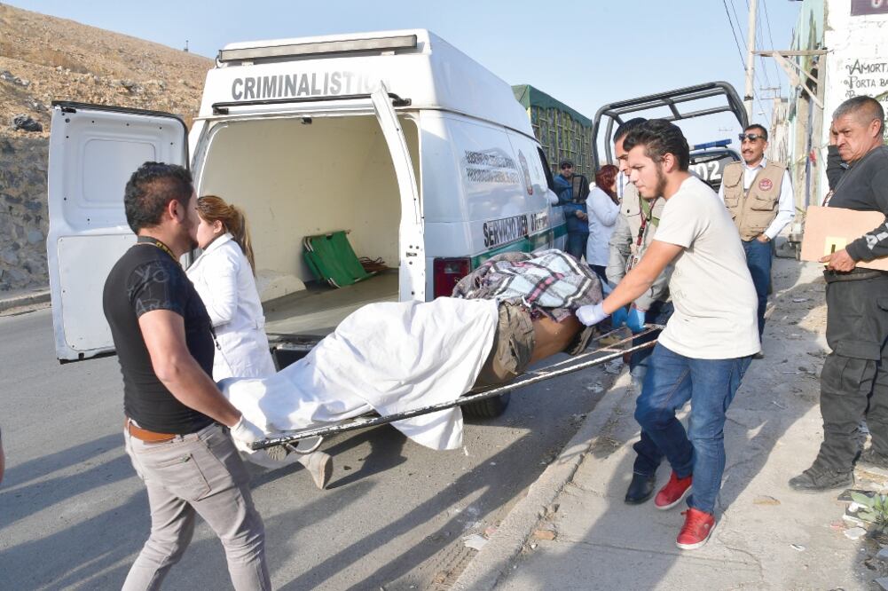 En un terreno baldío del Camino Viejo a Texcoco, en el municio de La Paz, encontraron a un hombre sin vida envuelto en una cobija. (EDUARDO SÁNCHEZ. EL UNIVERSAL)