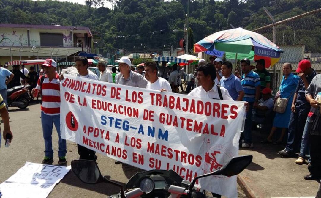 Los profesores guatemaltecos desplegaron pancartas: “El STEG-ANM apoya a los maestros mexicanos en su lucha” (FREDY MARTÍNEZ. EL UNIVERSAL)