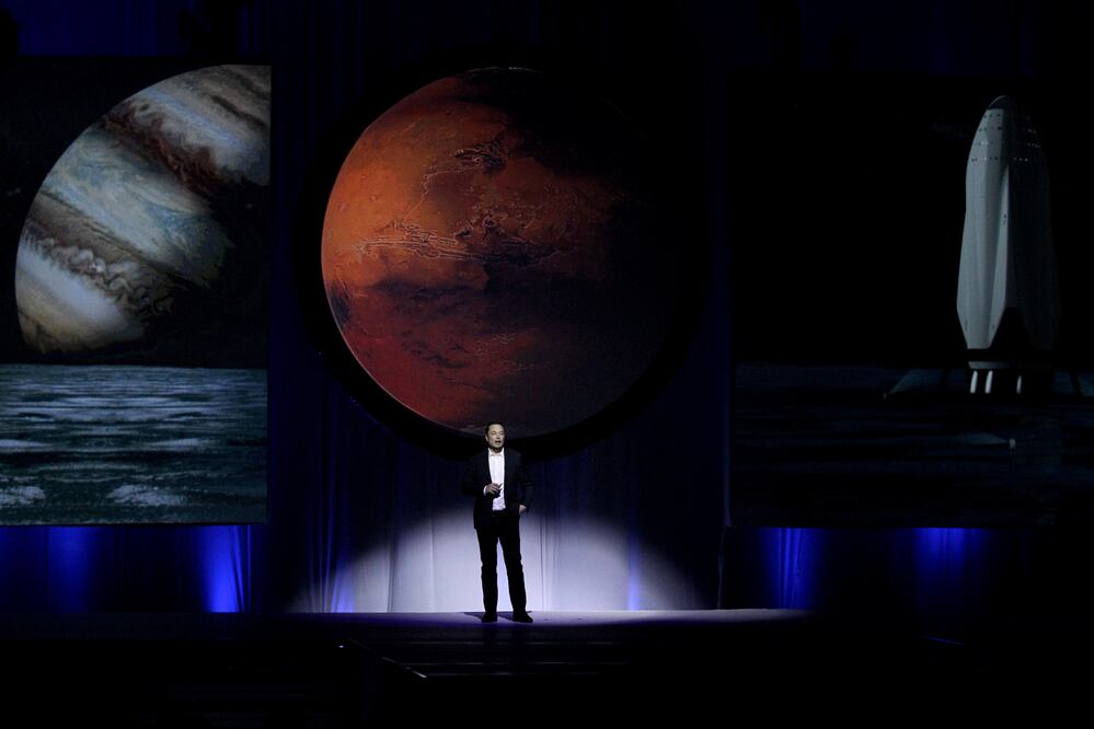 El inventor, físico y empresario sudafricano Elon Musk imparte la conferencia "Una vida humana interplanetaria" sobre el primer viaje tripulado a Marte (Foto: EFE)