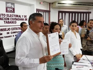 Adán Augusto López recibe constancia de mayoría en Tabasco
