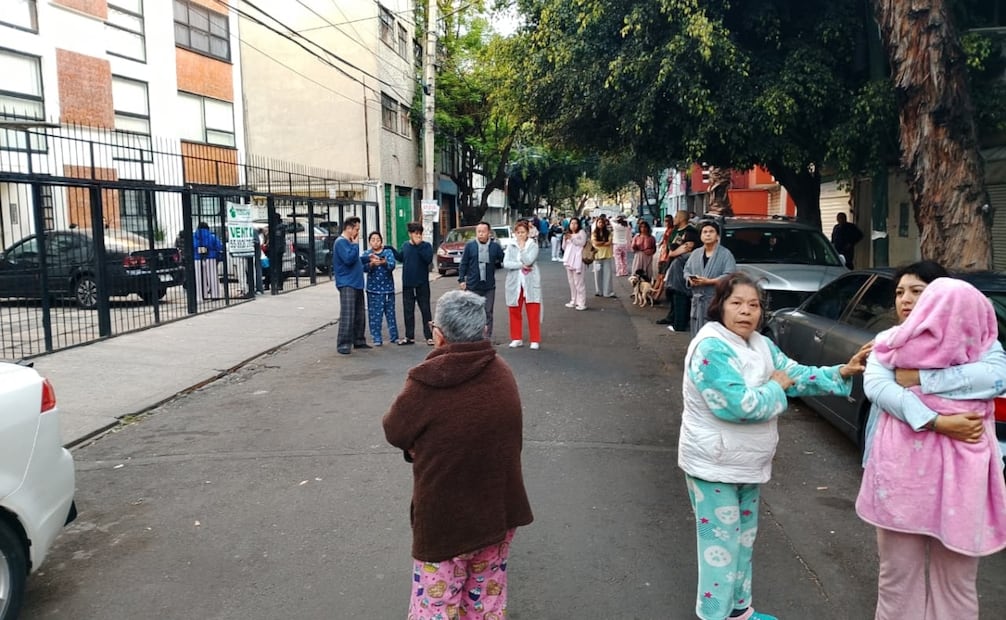 Gente de la campestre Churubusco evacua sus inmuebles tras la alerta sísmica. Fotos: Gabriel Pano El Universal