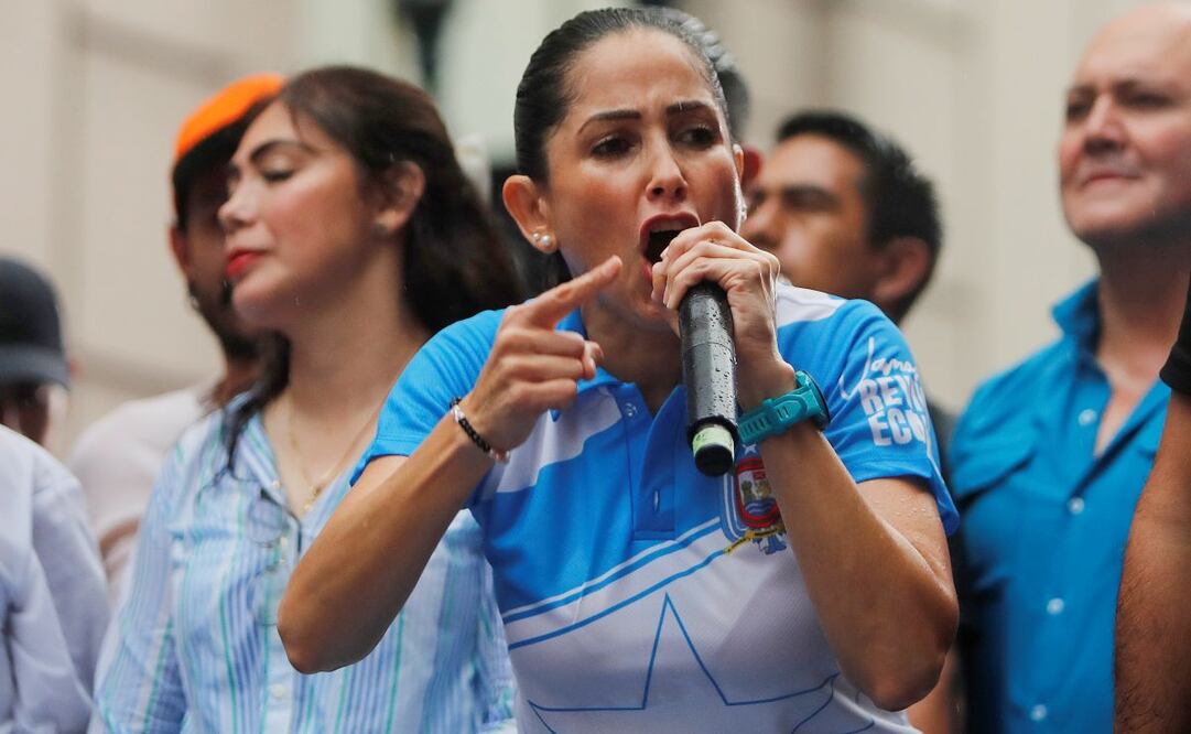 Fotografía del 10 de abril de 2025 de la candidata a la Presidencia de Ecuador Luisa González en el cierre de su campaña en Guayaquil (Ecuador). González, tildó este domingo de "cortina de humo" la alerta que emitió días atrás las Fuerzas Armadas sobre la presunta planificación de "atentados terroristas" contra el presidente, Daniel Noboa. Foto: EFE