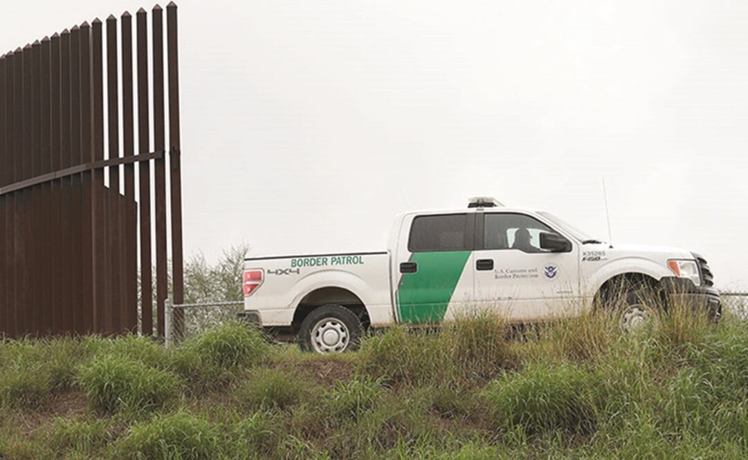 Un testigo dijo a las autoridades que el vehículo iba a una velocidad de 140 kilómetros por hora antes de volcar. Foto: AP