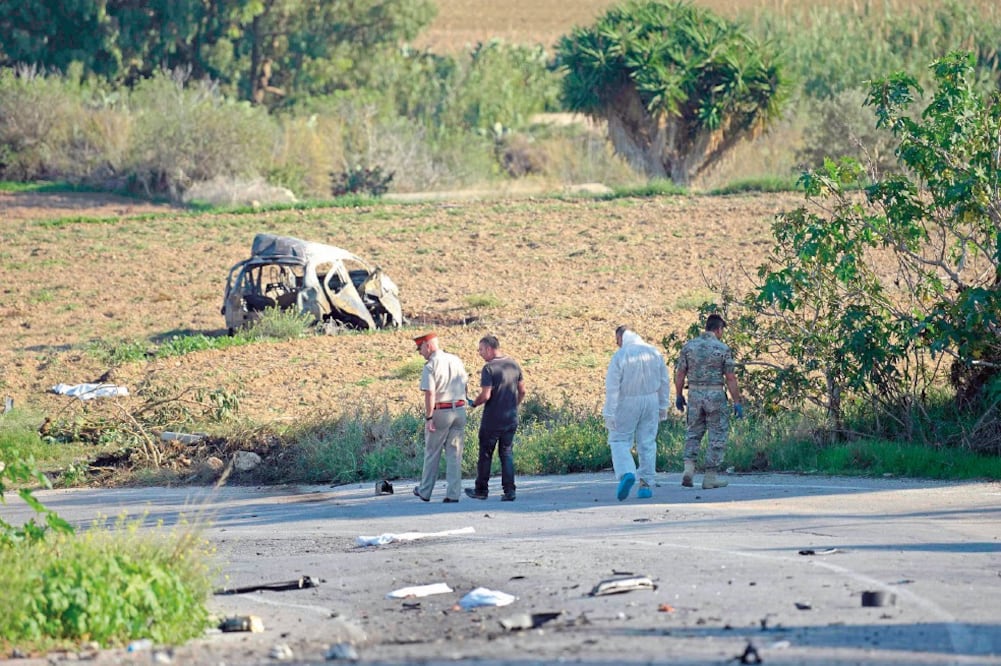 Policías forenses trabajan en la zona donde fue asesinada la periodista Daphne Caruana Galizia. Los asesinos pusieron explosivos en su auto. (AFP)