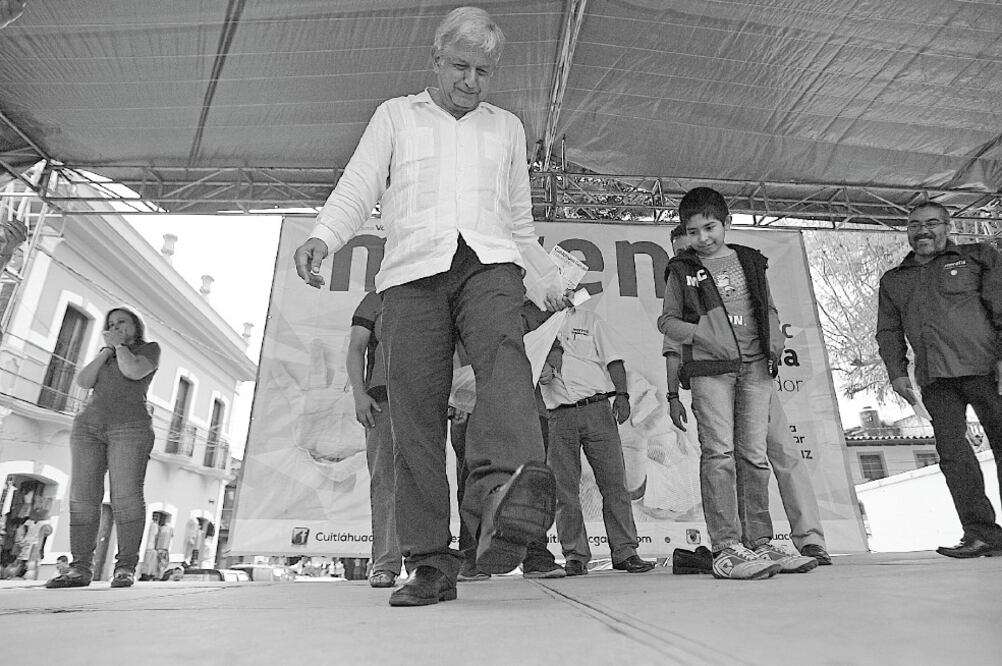 Miguel Ángel Bautista, de nueve años, dijo que el regalo lo hizo a nombre de todo su municipio, tradicional fabricante de zapatos y bolsas de piel. (Foto: ALEJANDRO ACOSTA. EL UNIVERSAL )