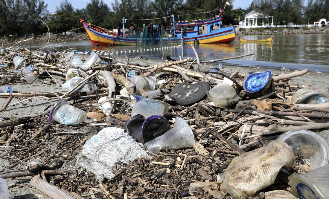 Empresarios y funcionarios del sector privado de los tres países determinaron dar “un enfoque de economía circular, apuntalando la innovación, el rediseño y apoyo a la transferencia de tecnología entre regiones”. Foto: EFE/Archivo