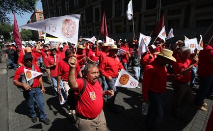 Sindicatos y organizaciones marchan al Zócalo por Día del Trabajo