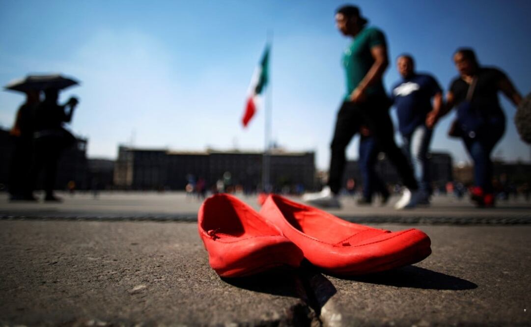 People walk past a pair of women's red shoes, put on display by Mexican visual artist Elina Chauvet to protest against gender violence and femicide, at Zocalo square in Mexico City, Mexico January 11, 2020 - Photo: Gustavo Graf/REUTERS