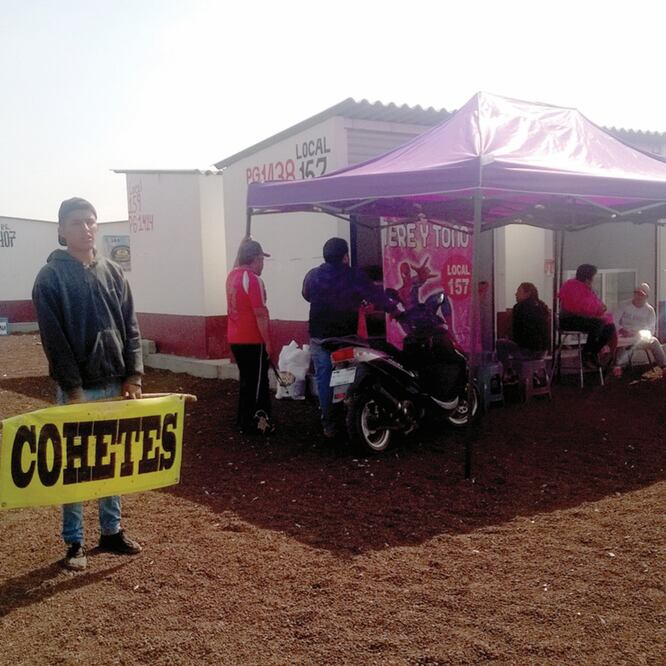 Algunos locatarios abrieron los espacios, pero no tienen ahí la mercancía, sólo la venden. Para entregarla envían a los consumidores a La Saucera. Fotos: ARCHIVO EL UNIVERSAL