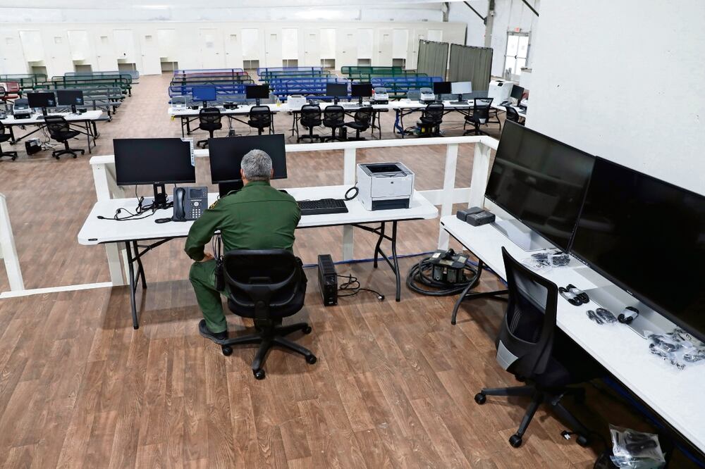 Un centro de procesamiento de migrantes en Laredo, Texas. La principal vía para solicitar asilo en Estados Unidos es CBP One. Foto: AP