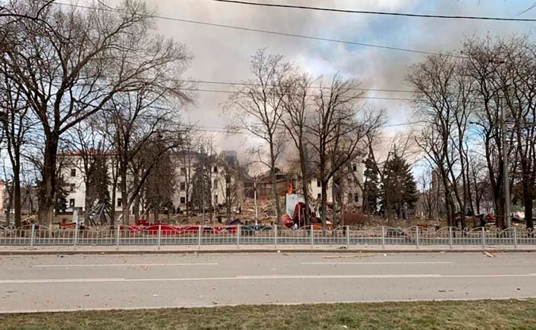 Teatro Dramático, dañado después de un bombardeo, en Mariupol. Foto: AP