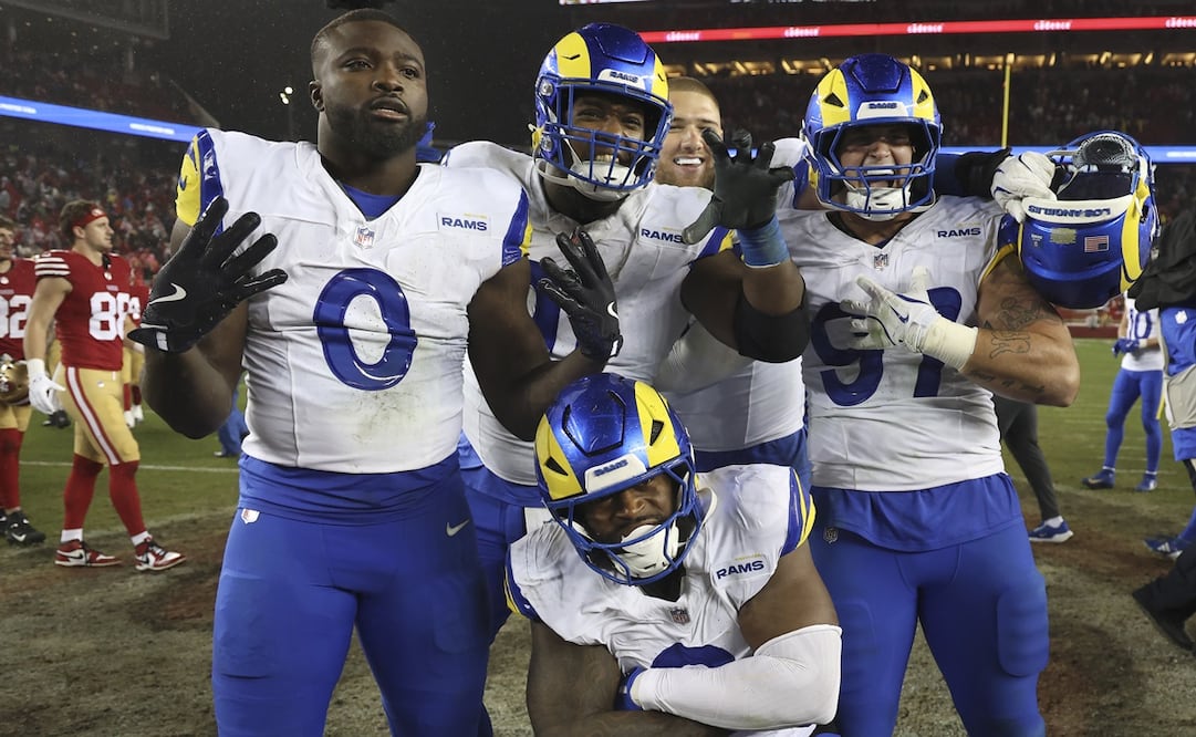 Jugadores de Los Angeles Rams en festejo, tras ganarle a los San Francisco 49ers - Foto: AP