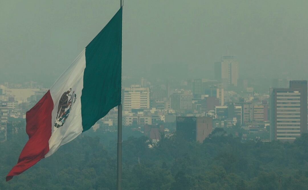 A general view shows a Mexico flag against hazy backdrop of buildings in metropolitan Mexico City May 14, 2019 - Photo: Henry Romero/Reuters