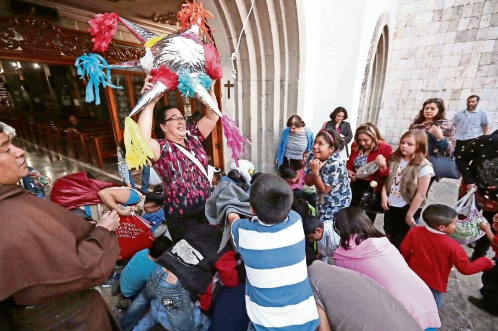El rompimiento de la piñata es un acto distintivo de las posadas. (ALEJANDRO ACOSTA. EL UNIVERSAL)