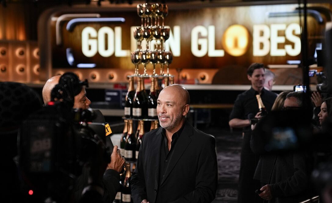 El anfitrión Jo Koy habla con reporteros en un encuentro con la prensa previo a los Globos de Oro en el hotel Beverly Hilton el jueves 4 de enero de 2024, en Beverly Hills, California. Foto: AP/Ashley Landis.