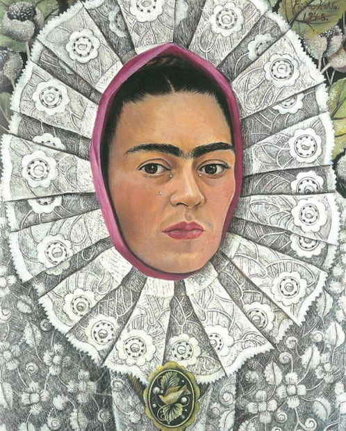 "Autorretrato con medallón", que la artista pintó en 1948, terminó en manos de su dentista, Samuel Faaschlicht, como modo de pago.
Foto: Colección particular. D.R. @ 2007, Banco de México.