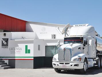 Acuerdan vender litro de leche en $1 en 400 municipios más pobres del país