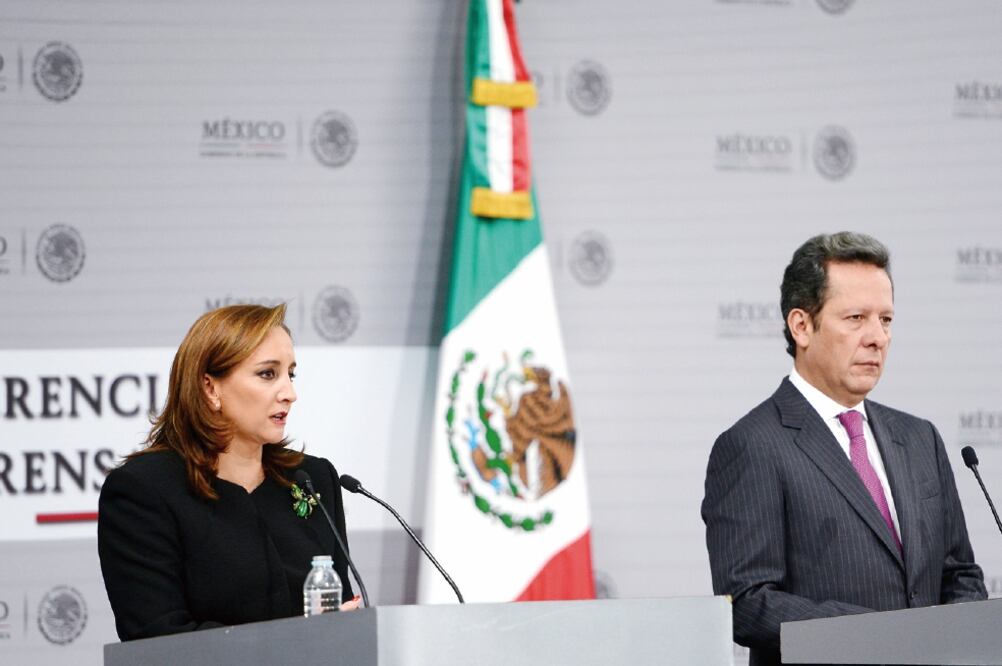 La canciller Claudia Ruiz Massieu y el vocero gubernamental Eduardo Sánchez, durante el anuncio de la gira que el presidente Enrique Peña Nieto iniciará a partir del próximo domingo (ESPECIAL)