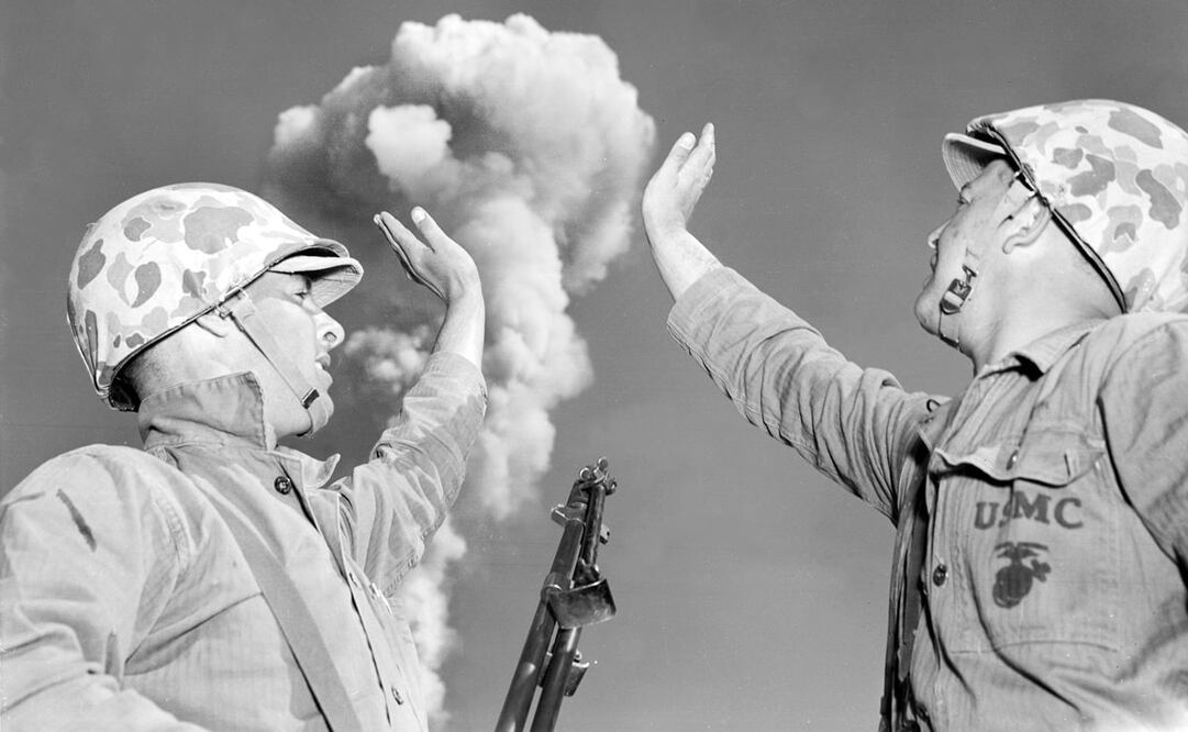 Dos soldados juguetean con la nube de hongo que resultó de la operación Tumbler-Snapper, en el desierto de Nevada, entre abril y junio de 1952. Tras el estallido de Little Boy y Fat Man en Japón, ningún otro artefacto nuclear se usó como ataque bélico. Foto: ESPECIAL/Wikimedia Commons.