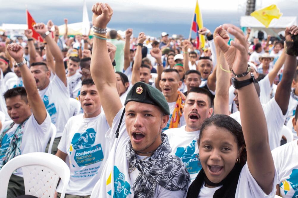 Delegados de las FARC celebran el “parte de victoria de paz” que anunció Márquez. El lunes será la firma definitiva del acuerdo (RICARDO MAZALAN. AP)