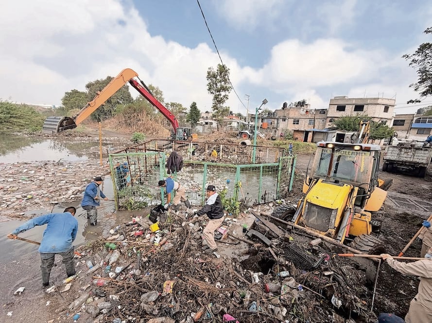 Personal del gobierno de Cuautitlán Izcalli, de la CAEM, Guardia Nacional y el organismo de agua de Atizapán participó en la limpieza de la presa. Foto: Especial