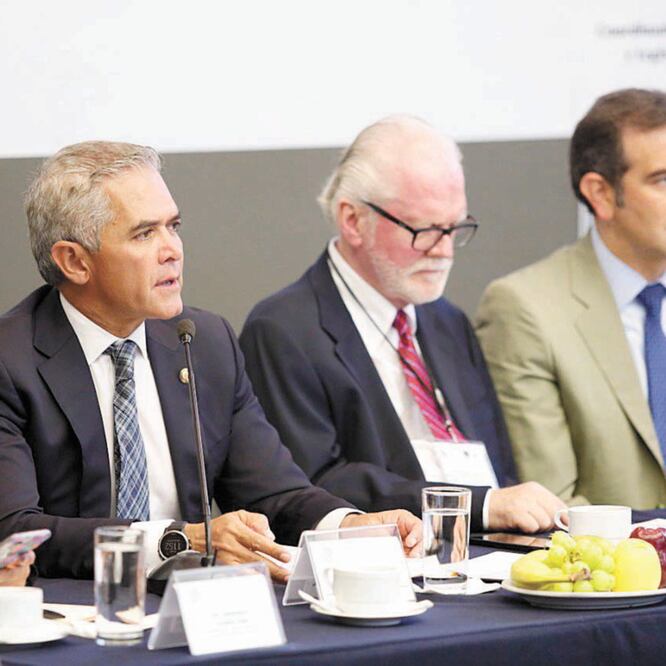 En la reunión plenaria de legisladores del PRD, Miguel Ángel Mancera (primero de izq. a der.) dijo que Futuro 21 será una nueva opción política. TOMADA DE TWITTER