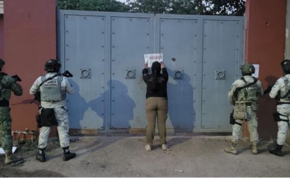 FGR asegura camioneta clonada de la CFE en inmueble de Comanitos, Culiacán; colocan sellos de aseguramiento.
Foto: Especial.