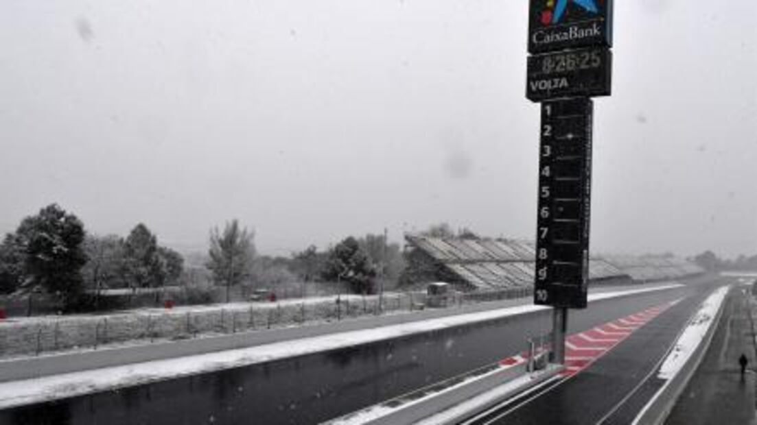 Nieve sorprende a pilotos de F1 en Barcelona 