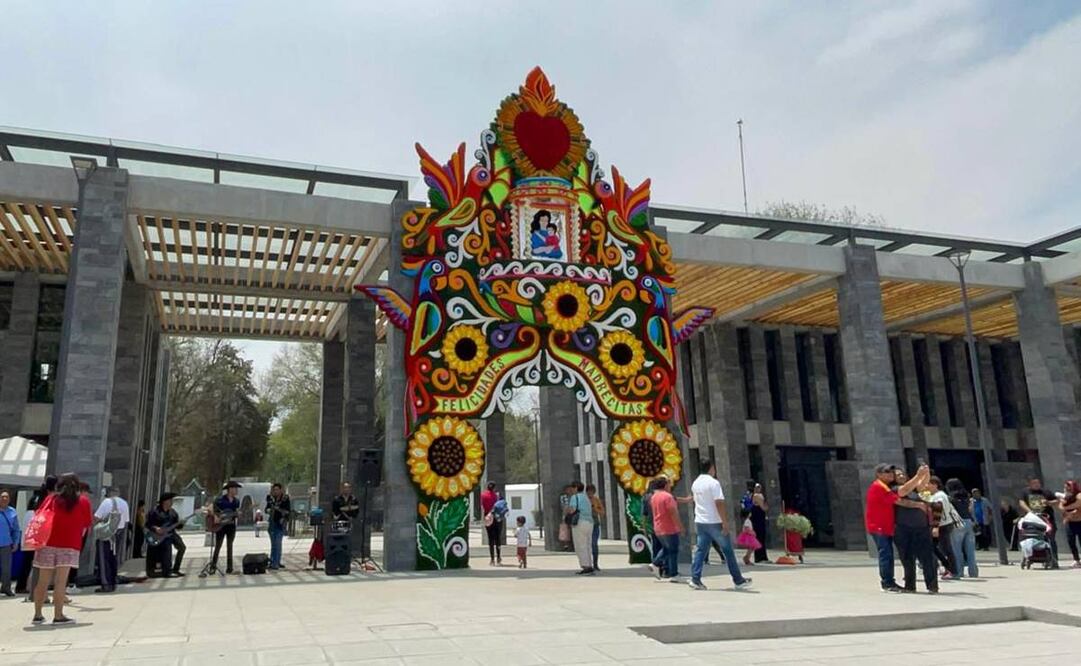 El panteón Dolores se llenó de flores y música por el Día de las Madres. Foto: Juan Carlos Williams - EL UNIVERSAL