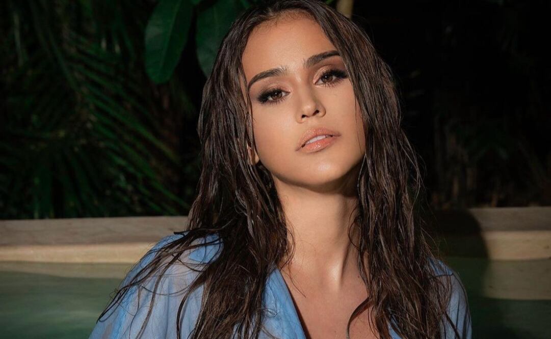 Yanet García encendió Instagram modelando un traje de baño azul de una pieza. Foto: Instagram @iamyanetgarcia