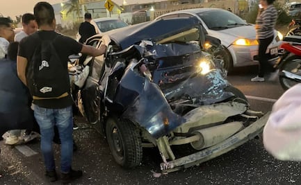 Un tráiler sin frenos embiste a varios automóviles sobre carretera Lechería-Texcoco; hay personas heridas
