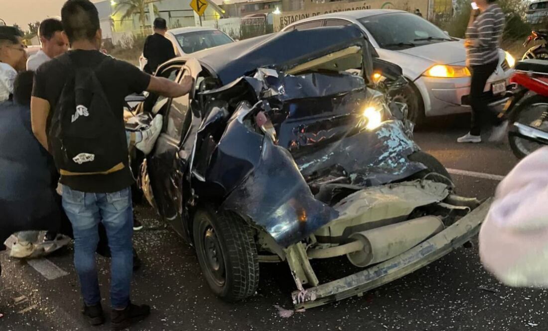 Un tráiler sin frenos embistió a varios automóviles sobre la carretera Lechería-Texcoco (11/12/2024). Foto: Especial