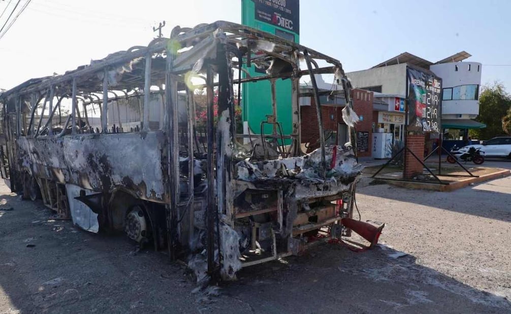 La violencia alcanzó la carretera 544, que conecta Puerto Vallarta con Mascota, a la altura de la delegación de Ixtapa, donde una gasolinera fue atacada a balazos e incendiada (25/02/26). Foto: Juan Carlos Williams/ EL UNIVERSAL