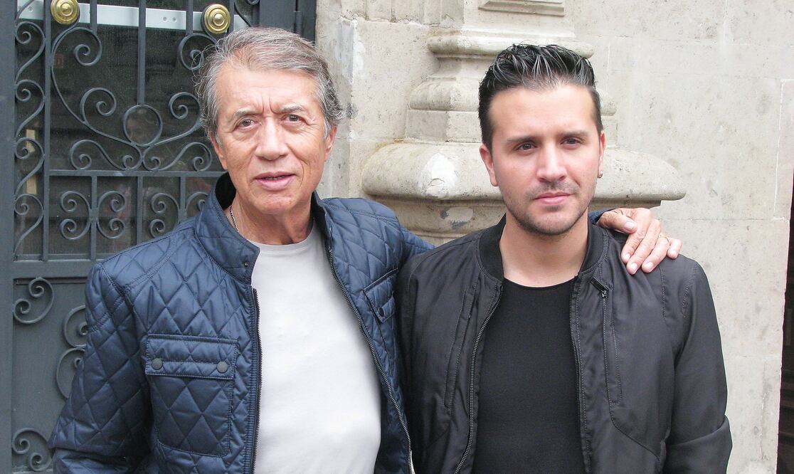 Napoleón posó ayer con su hijo José María, con quien canta a dueto “Ho m b re” y prepara su regreso al Auditorio (UNIVERSAL MUSIC)