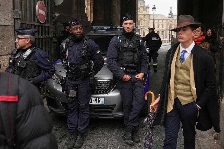Oficiales de policía bloquean un acceso al museo del Louvre después de un robo, el domingo 19 de octubre de 2025, en París.  Foto: AP