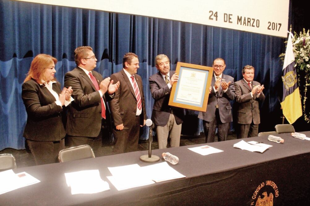 En sesión solemne, el doctor Juan Ramón de la Fuente (tercero de der. a izq.), ex rector de la Universidad Nacional Autónoma de México (UNAM), recibió el reconocimiento en la Universidad Autónoma de Zacatecas (UAZ). (CORTESÍA: GERARDO ROMO ARIAS)