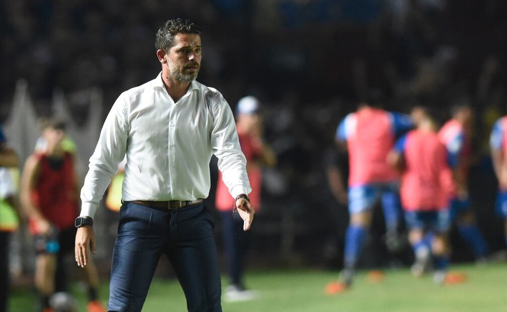 Fernando Gago dando instrucciones, durante un partido entre Boca Juniors y Argentino - Foto: EFE