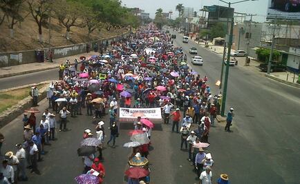 CNTE, estudiantes y empresarios marchan en Chiapas