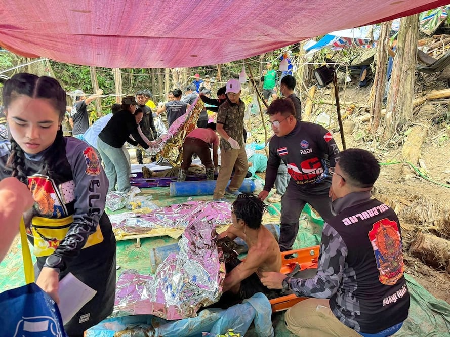 Una fotografía facilitada por Thailand Rescue Diver a través de Facebook muestra a los rescatistas proporcionando mantas térmicas y primeros auxilios a cuatro hombres laosianos tras ser rescatados de una cueva inundada en la provincia de Xaysomboun, en el centro de Laos, el 30 de mayo de 2026. Foto: EFE