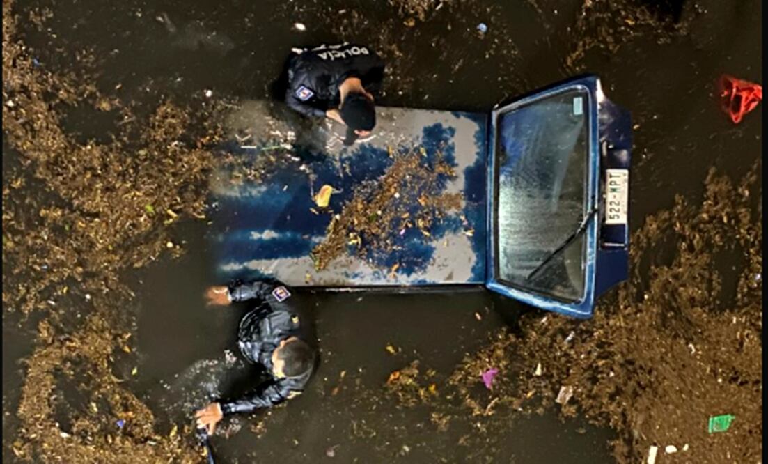 Policías de la CDMX laboran en el rescate de más de 20 vehículos que quedaron atrapados en el bajo puente de Viaducto Río de la Piedad al cruce con Francisco del Paso y Troncoso, tras las fuertes lluvias que se registraron, el 2 de junio de 2025. Foto: Valente Rosas/EL UNIVERSAL