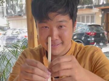 Tiktoker japonés se sorprende al hacer cosas extrañas que son normales en México