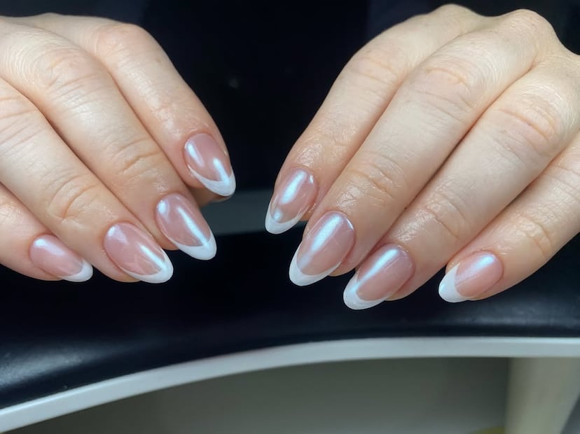 Puntas difuminadas en blanco perlado, perfectas para un acabado suave y luminoso. Foto: Instagram @nails.by.jackid