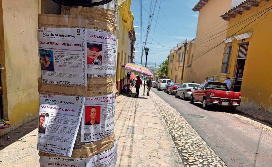 Familiares de desaparecidos en Chiapas utilizan los postes para pegar
las fichas de búsqueda, en un intento de dar con su paradero.